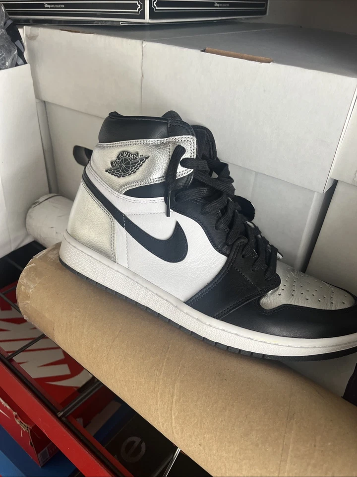 Size 11 .5W/ 10M - Jordan 1 High OG Metallic Silver Pre Owned - Image 4 of 4