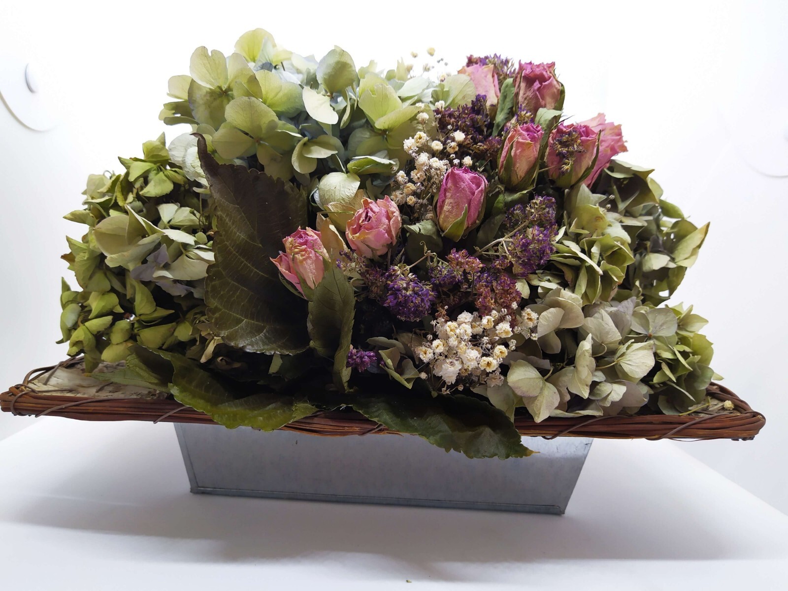 Jardinière aux hortensias et roses séchées en bois blanc de 30 cm