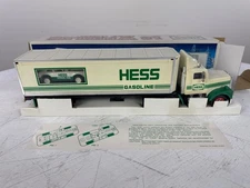 1992 Hess 18 Wheeler and Racer Mint in Box