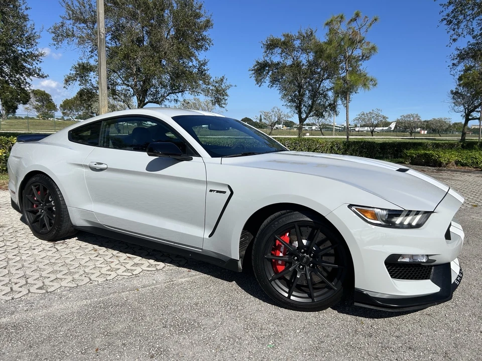 Ford Mustang Shelby GT350 2016 5,2 L V8 manivela plana 526 HP Foto 2 de 4