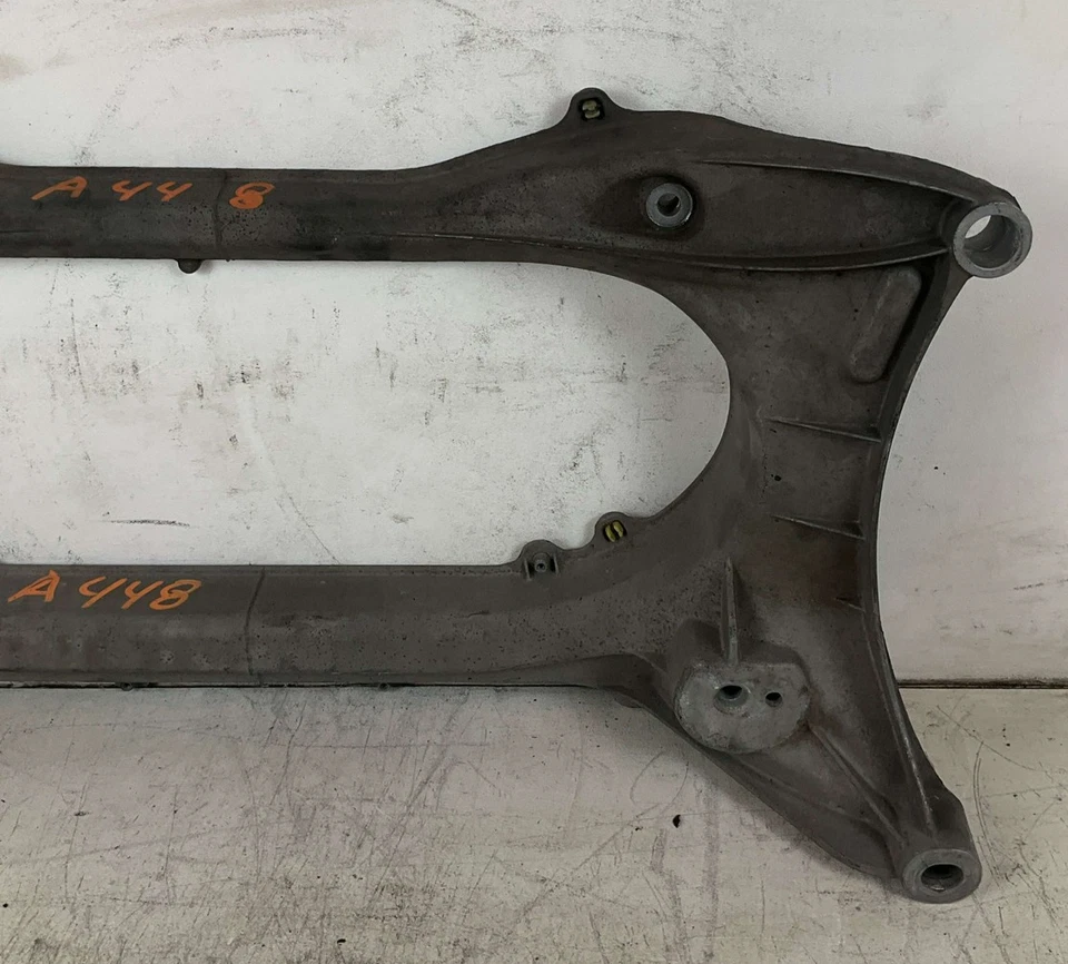 Submarco delantero Lexus IS250 2006-2011 cuna travesaño OEM 5110024011 Foto 2 de 4