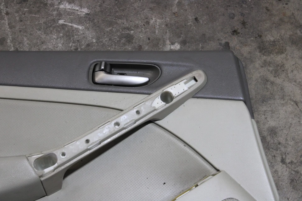 03 04 05 06 G35 PANEL PUERTA REPOSABRAZOS ALTAVOZ CUBIERTA CONDUCTOR TRASERO IZQUIERDO OEM 82853 Foto 3 de 4