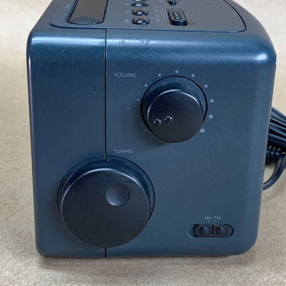 Radio Shack Chronomatic 312 Vintage Alarm Clock AM/FM Radio Works - Image 4 of 4