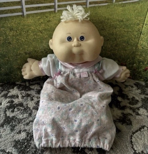 Hasbro Cabbage patch hm# 20 beanie butt baby (BBB) wearing cpk outfit .