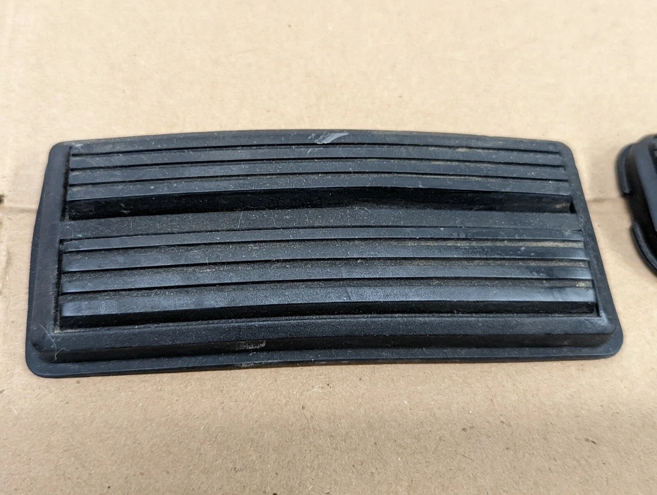 Pastilla de pedal de freno Dodge Shadow Daytona Sundance Chrysler Lebaron Plymouth 4019660 Foto 2 de 4