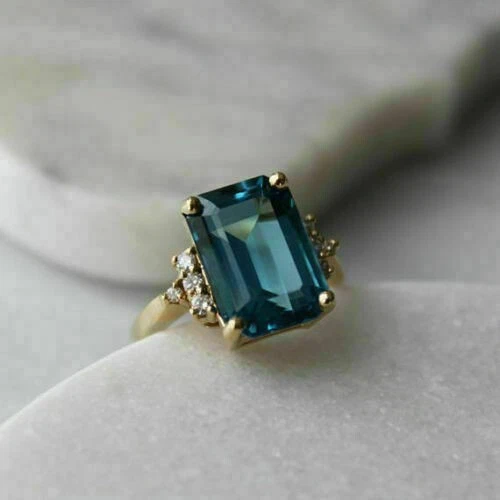 Anillo solitario de compromiso de topacio creado en laboratorio corte esmeralda de 2 quilates acabado en oro de 14 k Foto 2 de 4