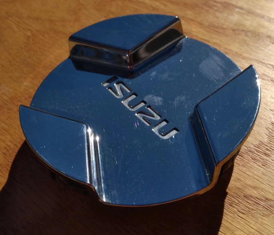 Isuzu Axiom Amigo center cap, chrome,  2002-2004 part number 897314 7630-03 04 - Image 2 of 3