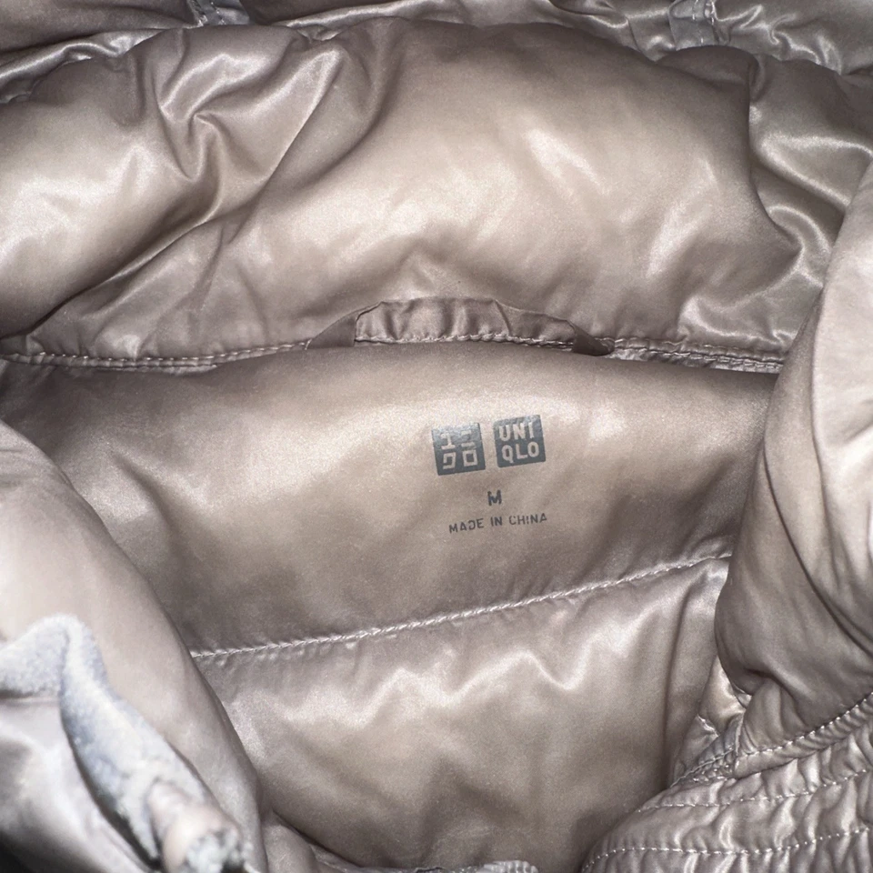 Chaqueta con Capucha Uniqlo Ultra Light Down en Bloque de Color Gris, Amarillo y Verde  Foto 3 de 4