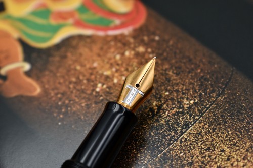 DANITRIO Temaki Series Wind God vs. Thunder God Fountain Pen 18k M Nib - Picture 10 of 12