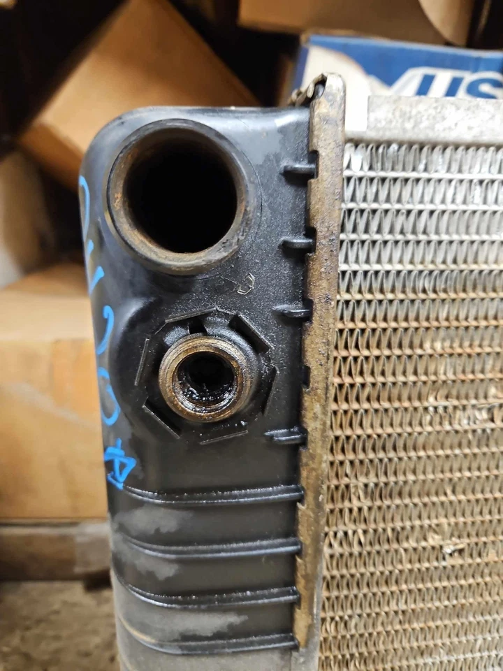 Radiador 95 SUBURBAN 1500 2500 TAHOE GMC YUKON 5,7 L 8-350 1-3/8" de espesor OEM Foto 4 de 4