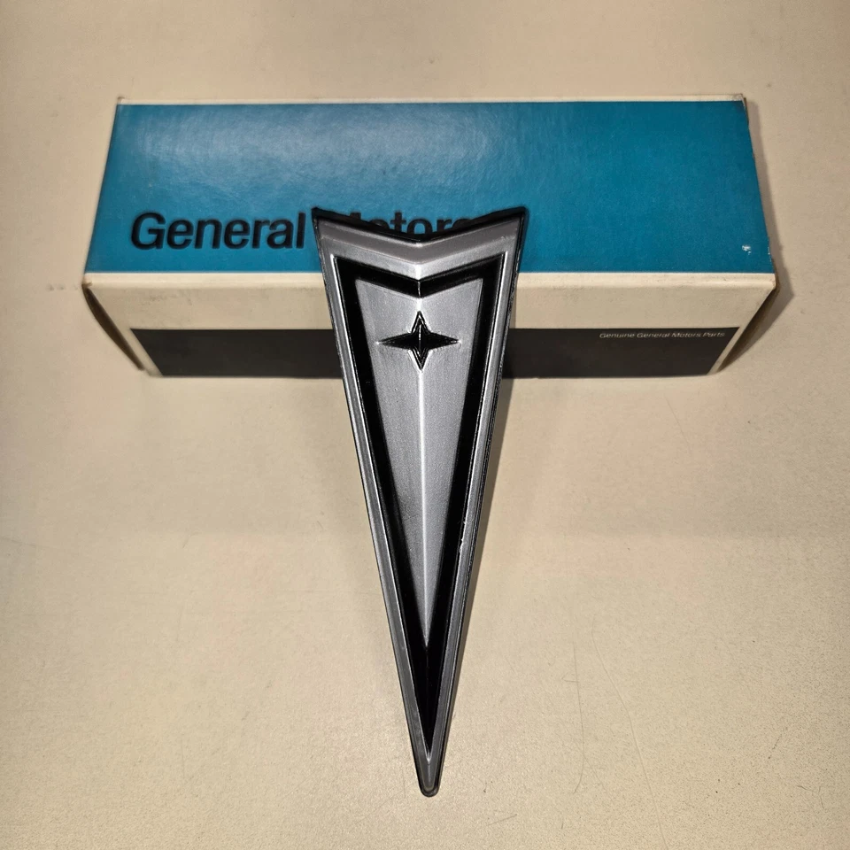 Pontiac Firebird 1969 - Trans Am 400 parachoques emblema "V" Foto 2 de 4