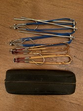 4 Anciens cintres de voyage pliants dans housse d'origine - Peu commun - Vintage