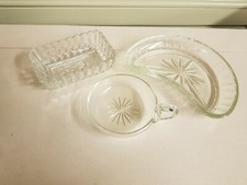 2 plats en verre et une tasse peu profonde en verre