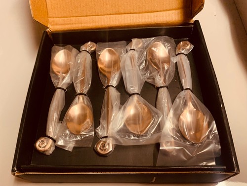 JUEGO DE 6 CUCHARADITAS ARTESANALES CHAPADAS EN COBRE DE DISEÑO VIBHSA NUEVAS EN CAJA - Imagen 2 de 5