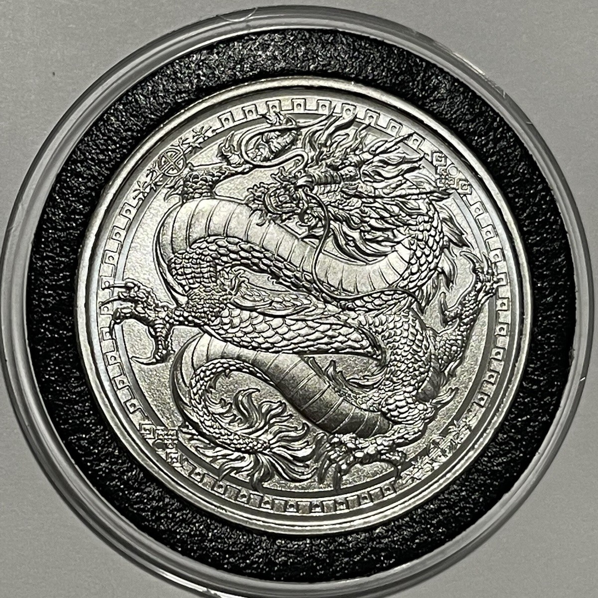 杨龙石 作（王維翰印） 尺寸：8.3 cm x2.7 cmx2.7 cm 2024 2 oz Antique Chad Silver Double Dragon God Of Wealth Coin l