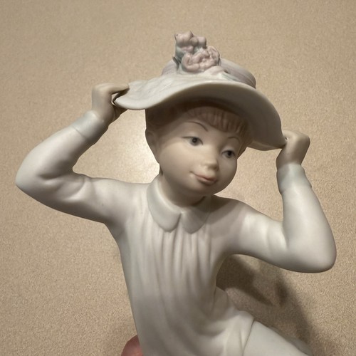 Lladro Girl With Hat Bonnet Sitting on Stool Matte finish 8" Tall Retired Vtg - Picture 3 of 11