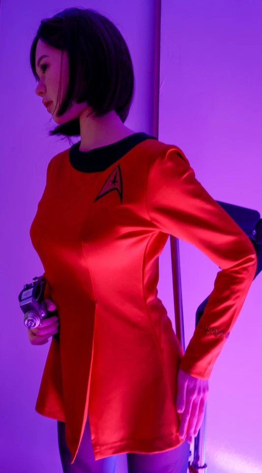 Disfraz de uniforme de comando femenino Star Trek TOS rojo con Playmate clásico Phaser Foto 3 de 4