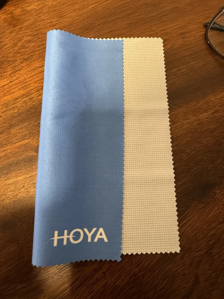 Paño de microfibra HOYA Premium - Paño estándar Crizal/hoya sin agarre lateral  Foto 3 de 3