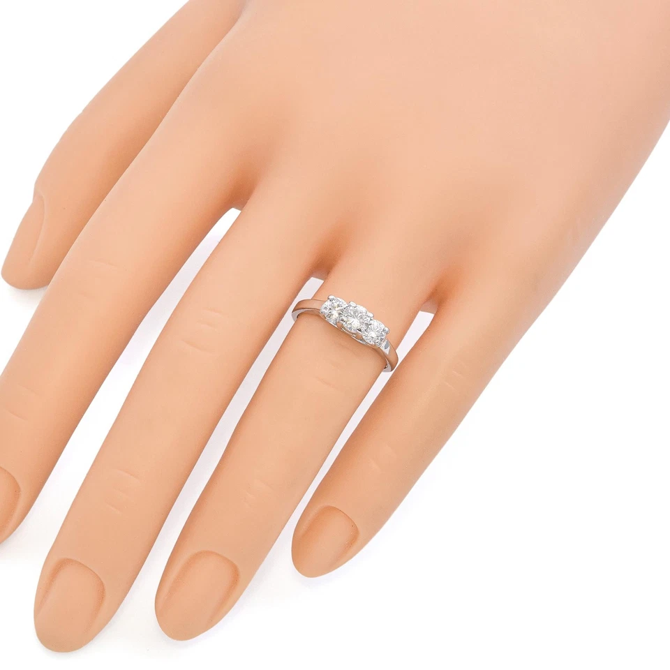 Anillo vintage de tres diamantes de oro blanco de 14k Foto 3 de 4