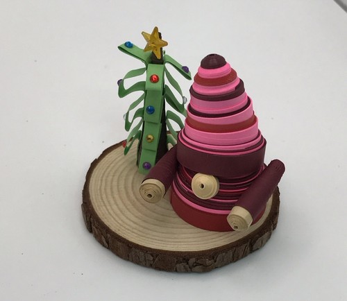 Gnomo Quilled Con Albero di Natale Carta Quilling 3D Art Su Base Legno 3” - Foto 4 di 6