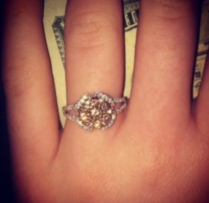 1-1/4 CT. T.W. Anillo con racimo de champán y diamantes blancos en oro bicolor de 14K Foto 3 de 3