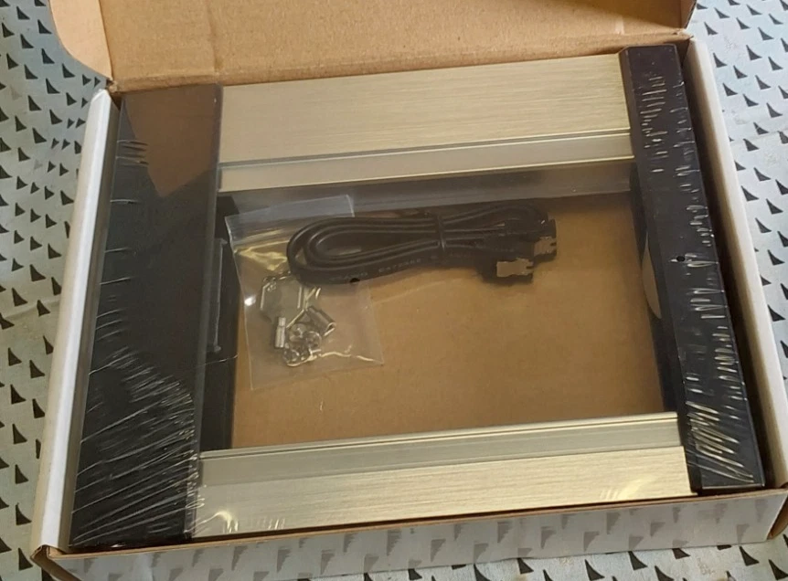 StarTech.com 5.25" to 3.5" Trayless Hard Drive Hot Swap Bay - Mobile Backplane - Image 3 of 3