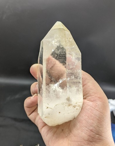 Cristallo di quarzo trasparente naturale con cristallo di axinite pleocroico all'interno 546 grammi - Foto 4 di 16