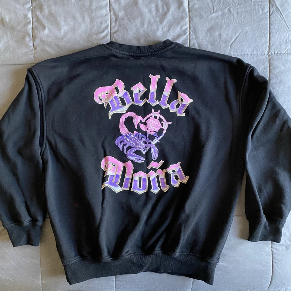 Sudadera para mujer Bella Doña pequeña de gran tamaño negra cuello redondo corazón escorpión BD Foto 2 de 4