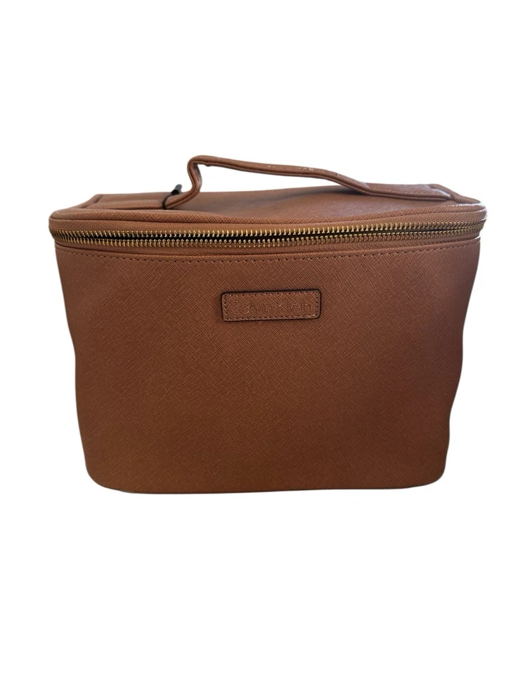 Bolsa de viaje de maquillaje con logotipo de Calvin Klein rosa/marrón con cremallera alrededor conjunto grande de artículos de tocador Foto 4 de 4