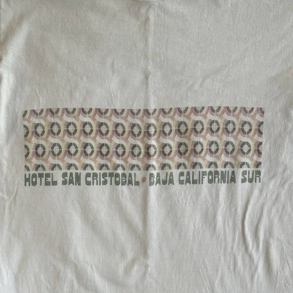 Camiseta Filth Mart Unisex Pequeña Hotel San Cristóbal Sur Puntada Única Hecha en EE. UU. Foto 2 de 4