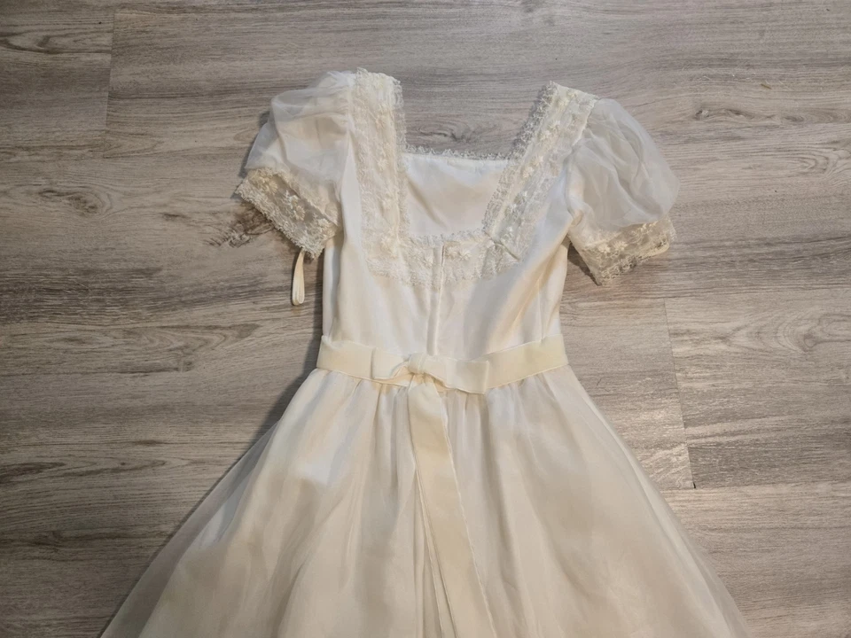 Vestido Nadine Vintage Anos 70 Tamanho P Creme Marfim Babado Baile de Formatura/Casamento Renda ILGWU  - Imagem 4 de 4