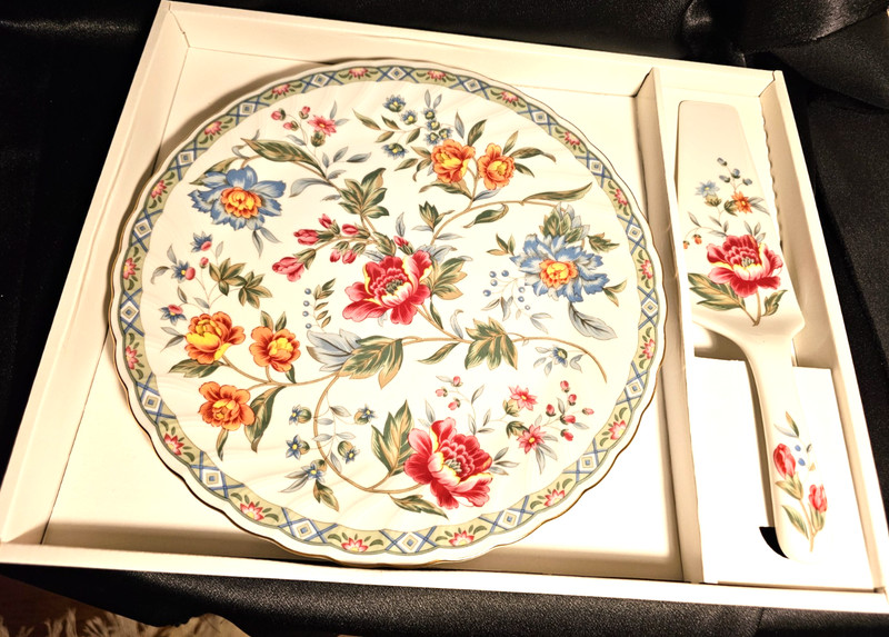 Smithsonian Institution Museum 10 inch Cake Plate & Server