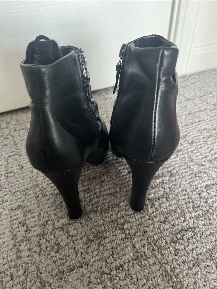 Botines de plataforma Cynthia Crowley. Cuero acanalado negro 36,5. Usado una vez Foto 2 de 3