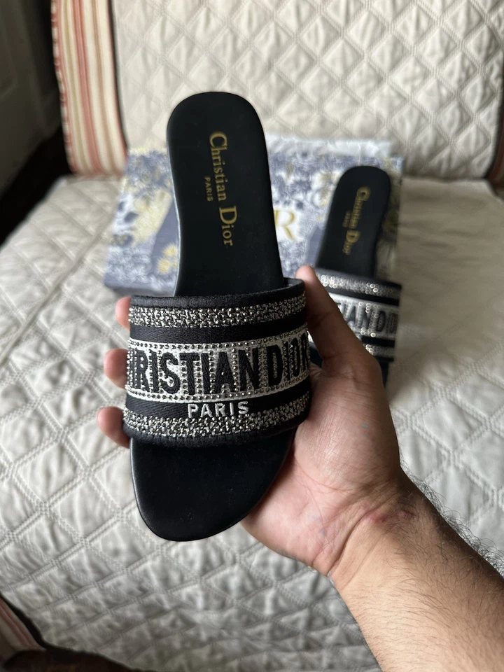 Diapositivas bordadas de algodón negro con hilo metálico y pedrería plateada Foto 3 de 4