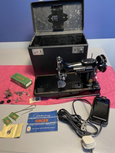 Singer 221 Featherweight sewing machine - Picture 1 of 22