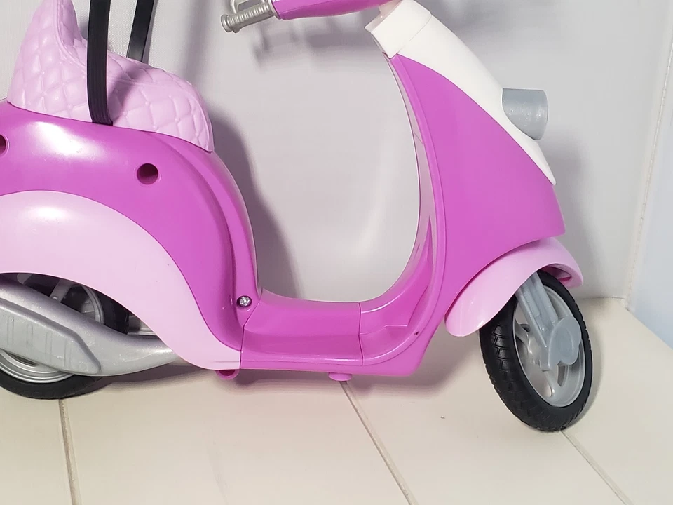 Barbie Scooter Ciclomotor Vespa Mattel 2011 12" púrpura rosa cinturón de seguridad sin soporte Foto 4 de 4