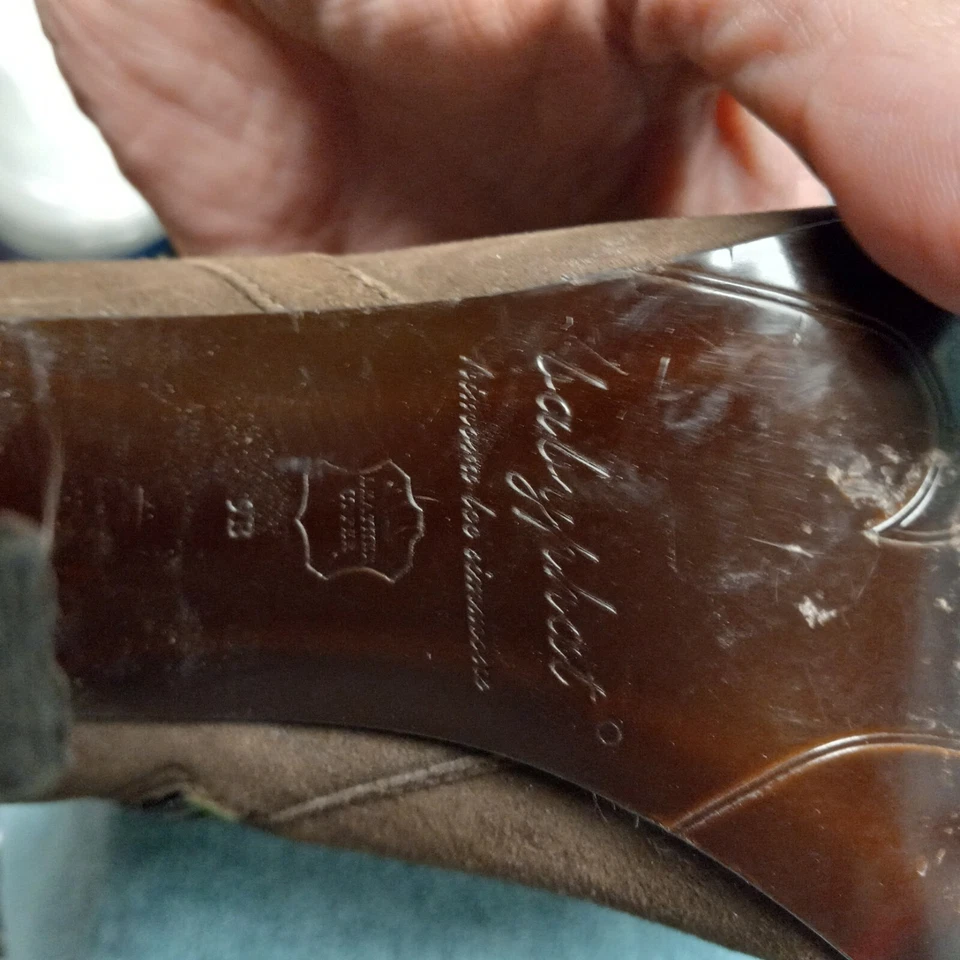 Botas stiletto marrom bebê phat tornozelo com enfeite de berloque/ataques dourados - Imagem 4 de 4