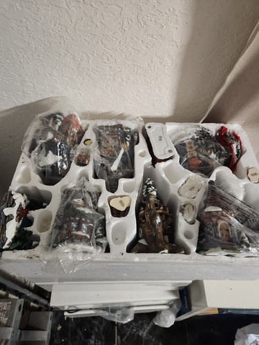 Kirkland Signature from Costco~32 Piece Lighted Christmas Village Porcelain - Afbeelding 3 van 24