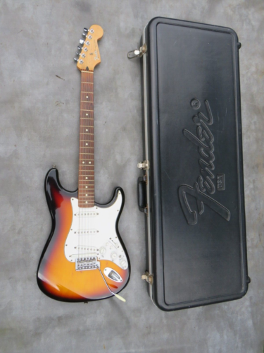 A LOVELY ROLAND READY FENDER STRATOCASTER ELECTRIC GUITAR MADE IN MEXICO + CASE - Afbeelding 1 van 22