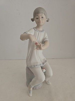 VINTAGE LLADRO YOUNG GIRL PAINTING HER NAILS WITH NAIL POLISH BISQUE 7.75''T