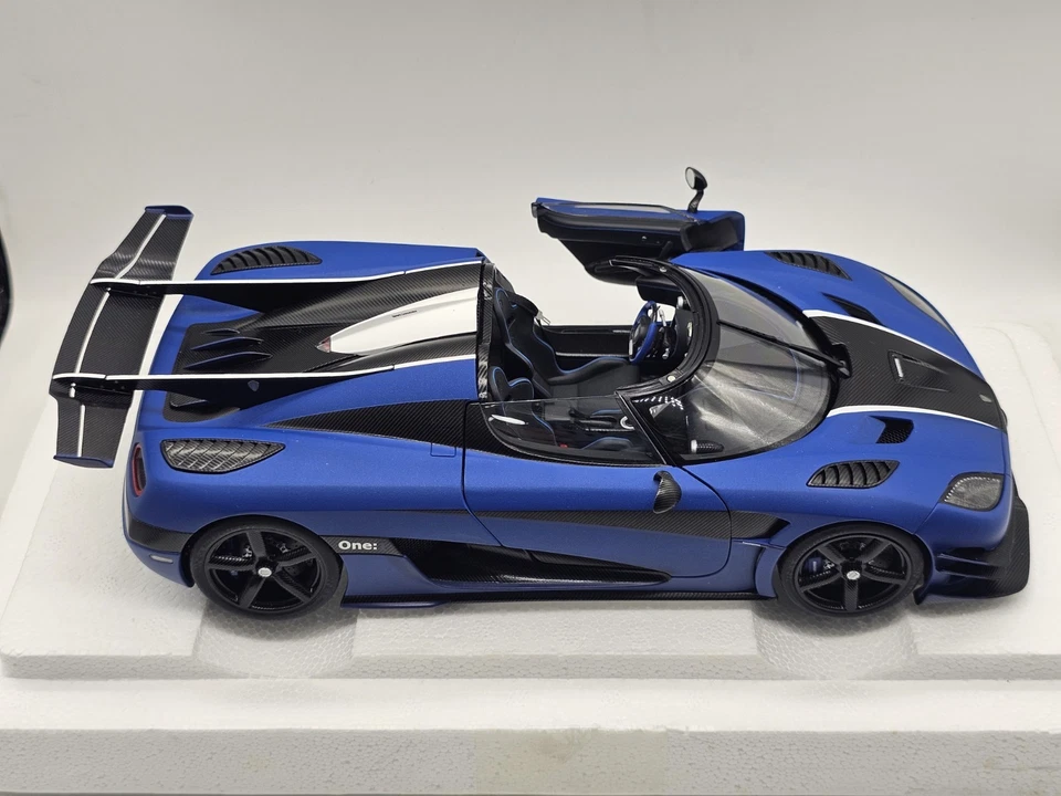 Koenigsegg One: 1 Imperial Blue Opaco Carbon Black 1:18 AutoArt In Box - Immagine 4 di 4