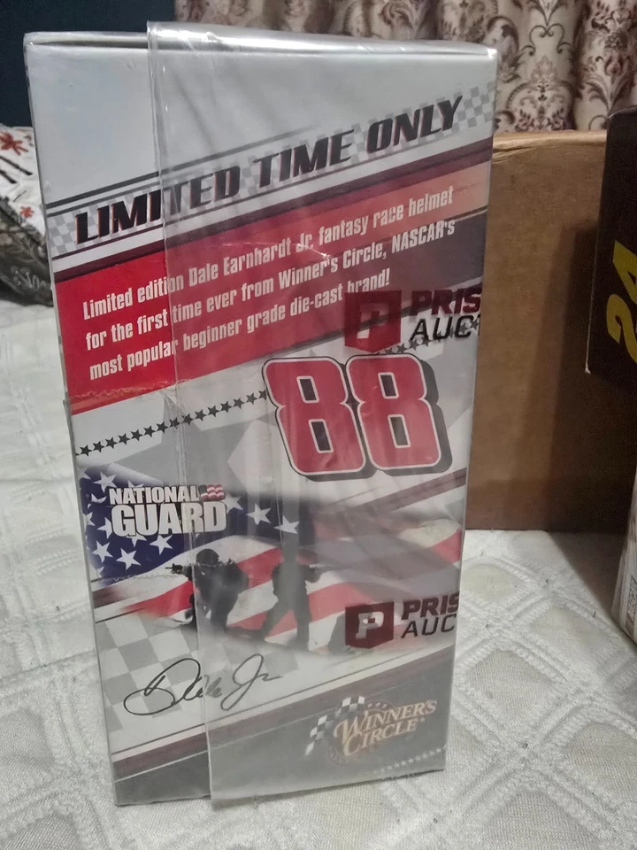 Minicasco limitado de la Guardia Nacional Dale Earnhardt Jr. NASCAR #88 (holograma y certificado de autenticidad) Foto 3 de 3