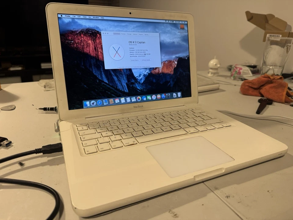 Apple MacBook A1342 - Image 2 of 4