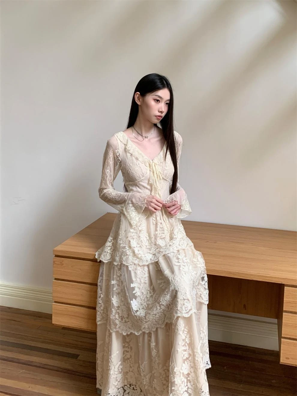 OFF WHITE Abito donna stile francese manica lunga svasata pizzo scollo a V lungo a strati volant nuovo