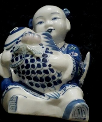 Junge hält einen Koi Fisch.  Asiatische Figur.  7 Zoll groß.   Geschenk