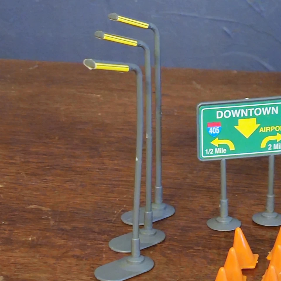 28 Piece Hot Wheels Auto City Garage Signs Lights Gas Pumps Safety Cones 93170 - Image 2 of 4