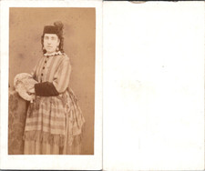Femme en robe rayée tenant un manchon de fourrure, circa 1865 CDV vintage albume