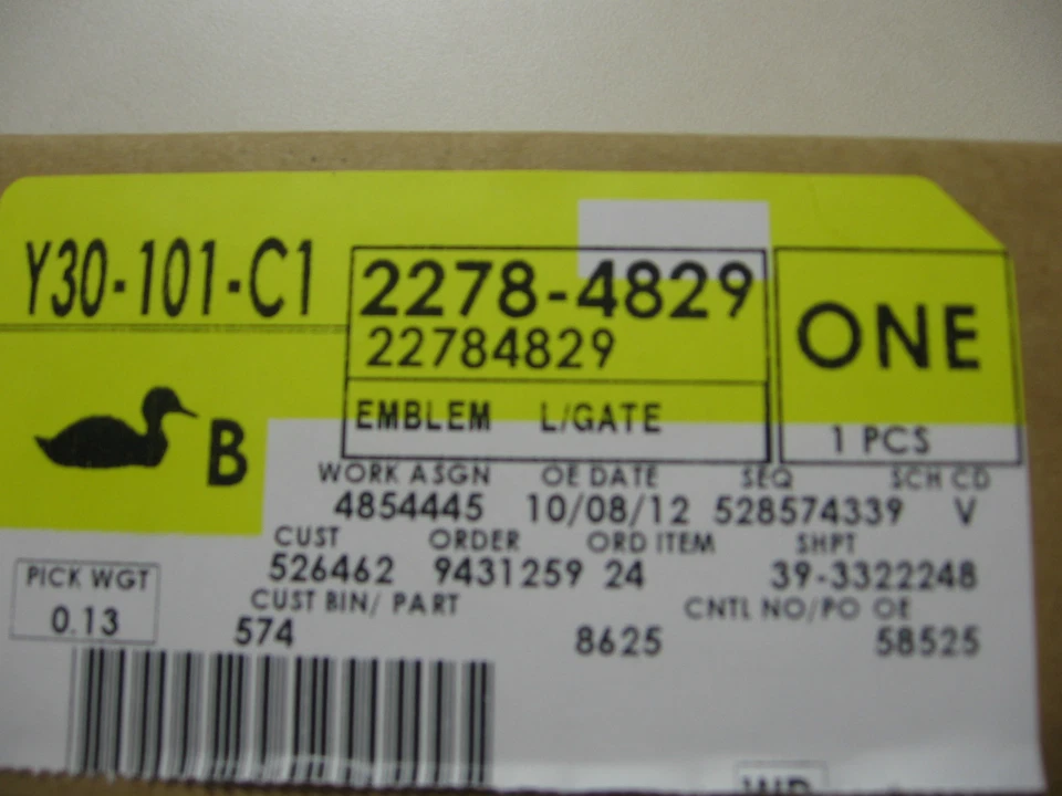 2007-2011 CHEVROLET SUBURBAN TAHOE REAR LIFT GATE BOWTIE EMBLEM 22830015 - Image 2 of 4