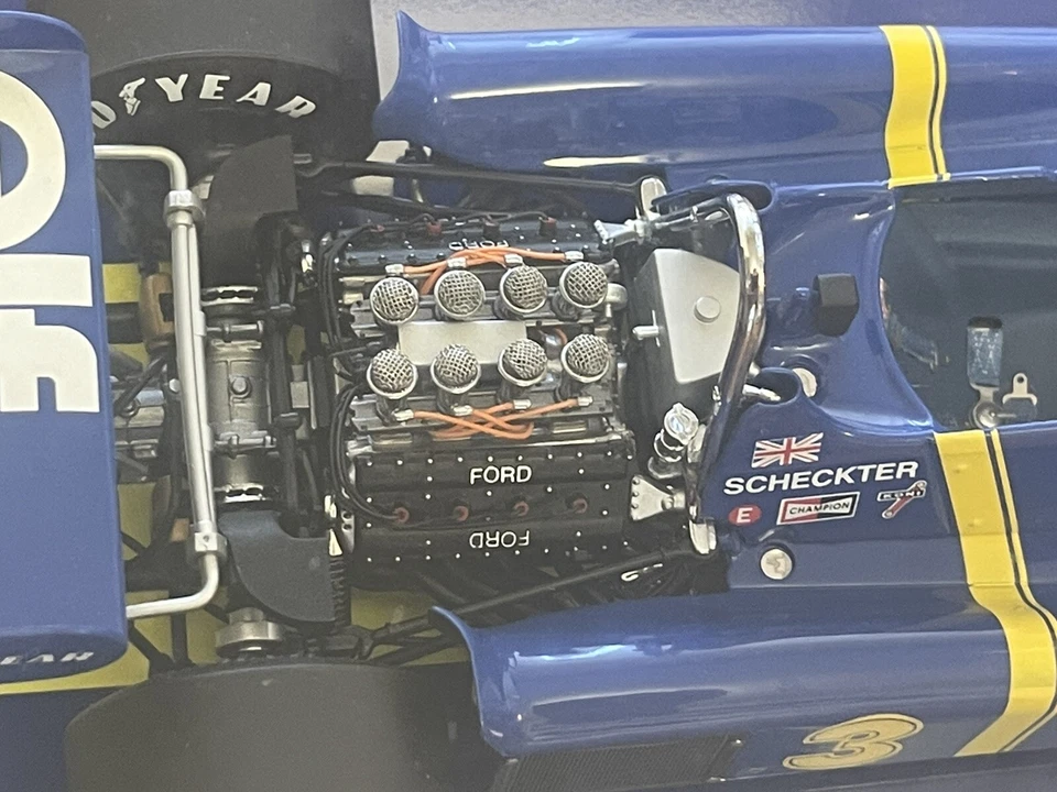 Exoto 1:18 #97040# Tyrrel Ford P/34 J.Scheckter #3 completo con espositore - Immagine 4 di 4