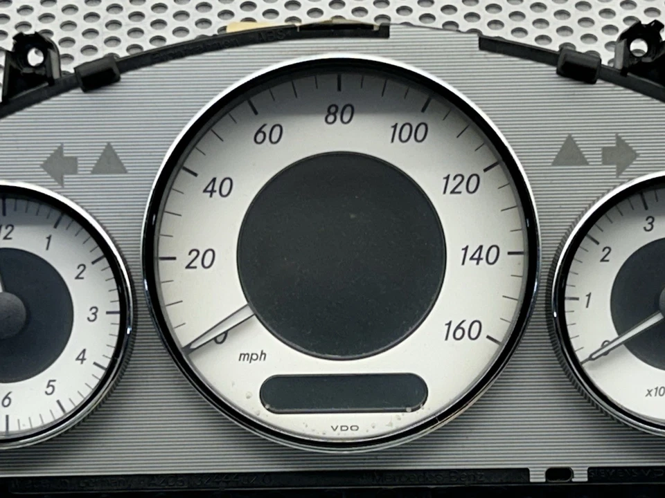 Mercedes Benz CLS550 2009-2011 cuadro de instrumentos velocímetro 93 k millas Foto 3 de 4